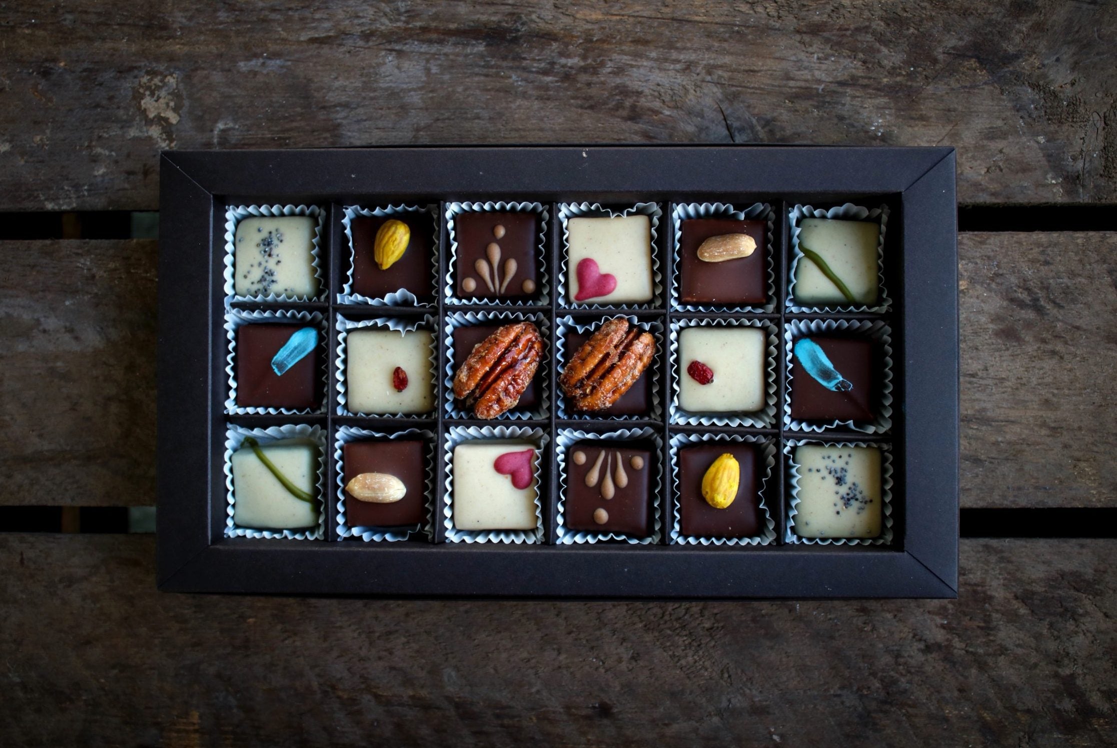 Fine pralines made from good, vegan chocolate from the Wuppertal chocolate factory "das Bernsteinzimmer" ©Das Bernsteinzimmer