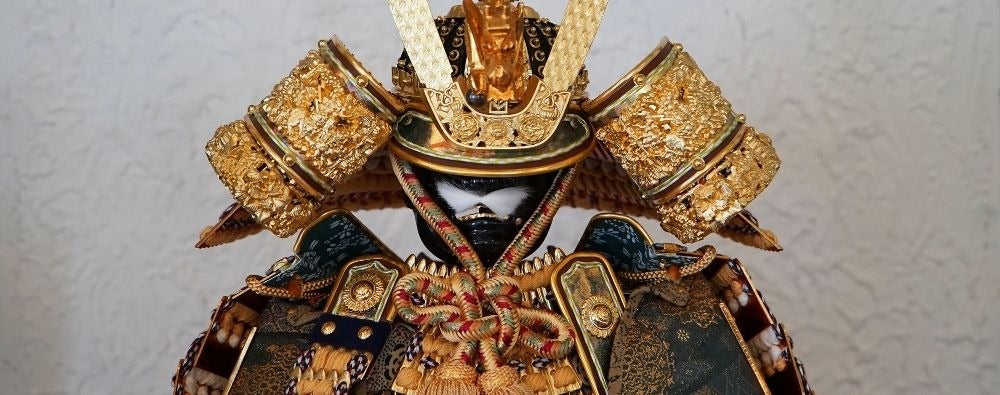 Detalle de armadura samurai con máscara y casco, realizada…