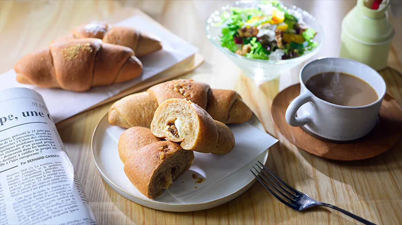 低糖質ふすまパン「フスボン」が並ぶ朝食風景