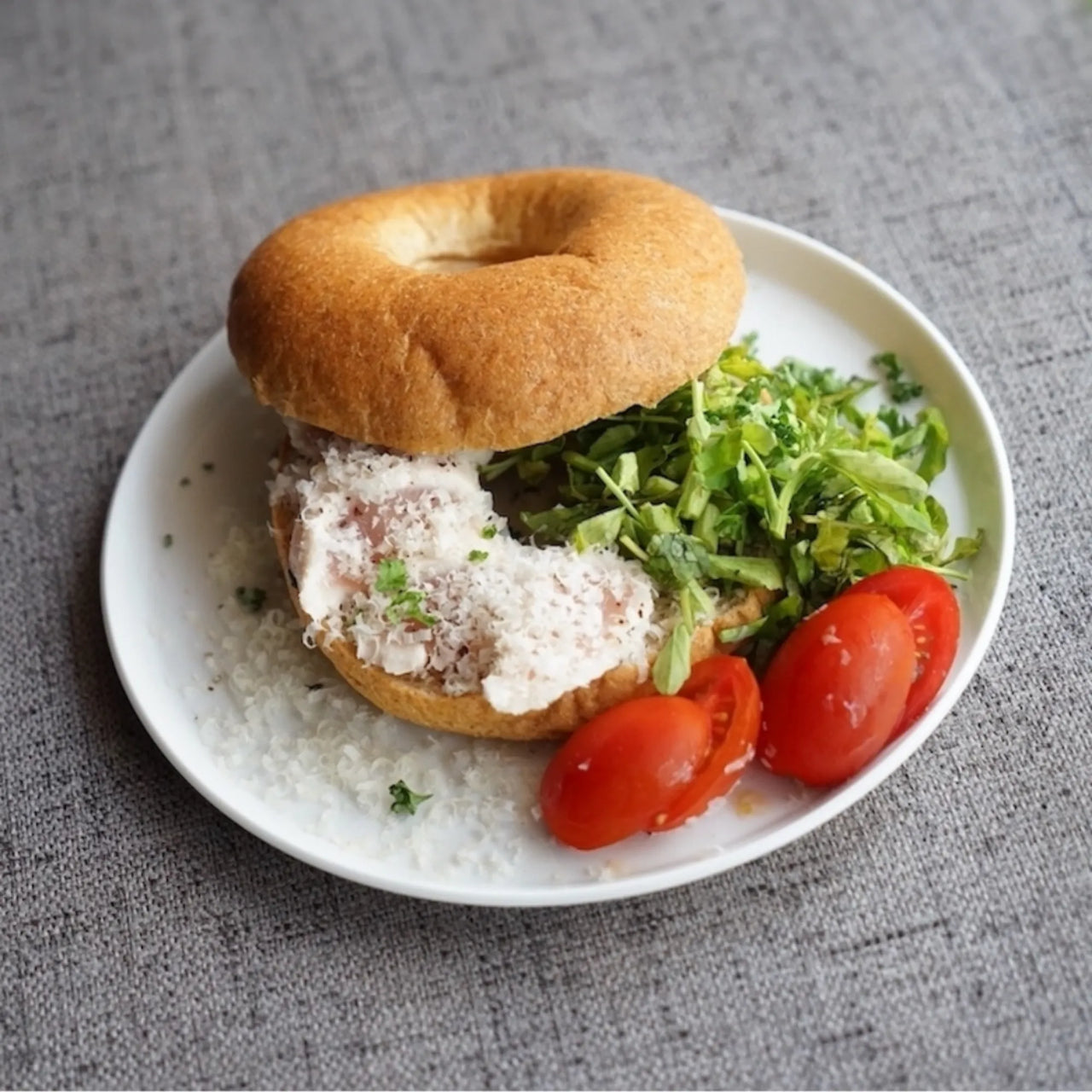 低糖質なプレーンベーグルの食卓