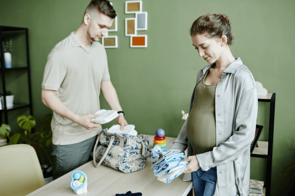 Couple préparant leurs affaires pour aller à la maternité