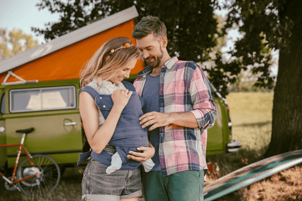 Parents avec leur bébé en vacances