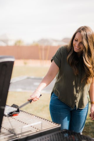 Susie from Hey Grill Hey demonstrates using a Char-Griller 3-in-1 brush to clean grill grates