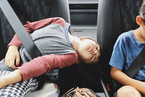 Niños durante el largo viaje