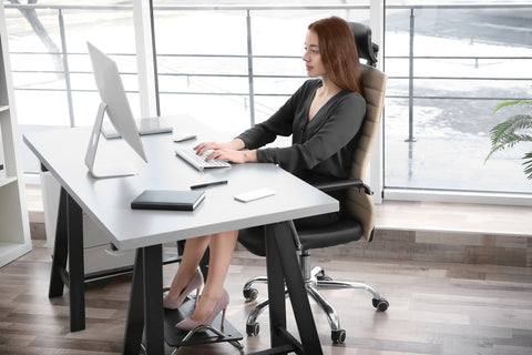 woam sitting properly at computer desk