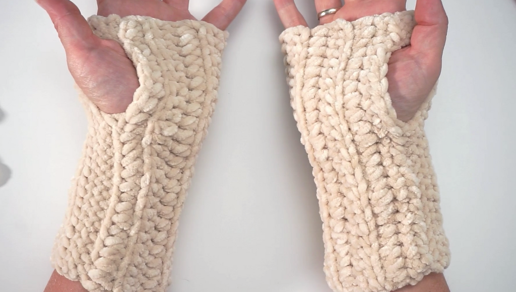 Fingerless gloves made in Honey bunny yarn from Hobbii