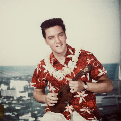 Elvis Presley portant une chemise hawaiienne dans le film Blue Hawaii