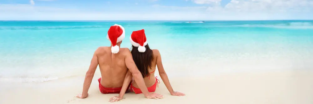 Couple sur la plage à Noël | Couleur Florale