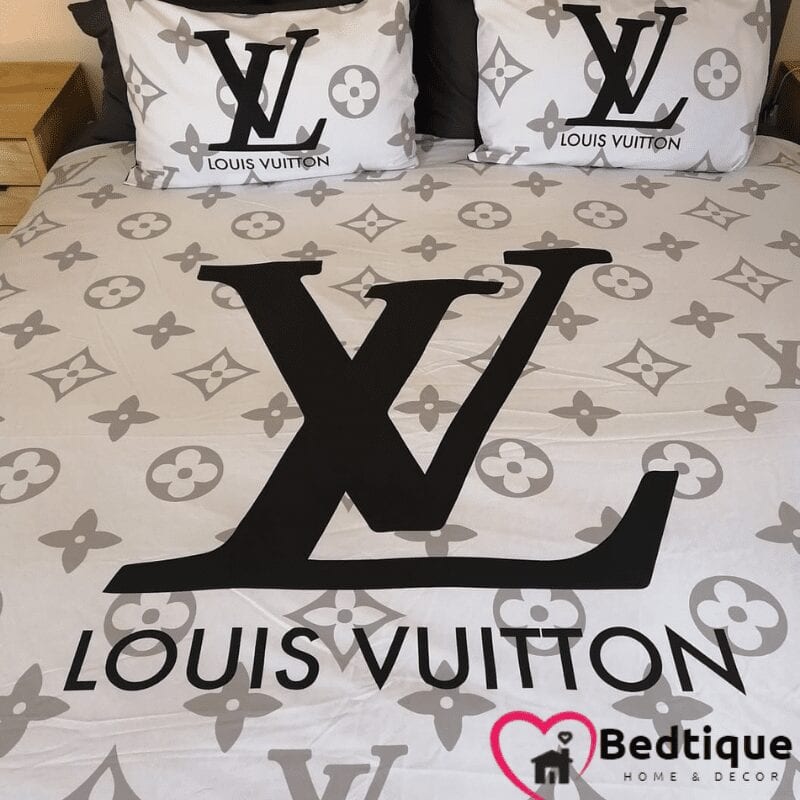 14599  Louis Vuitton Made of extremely fine satin dark brown and gold  in color Condition Brand New in Box T  Bettwäsche günstig  Luxusbettwäsche Bettwäsche