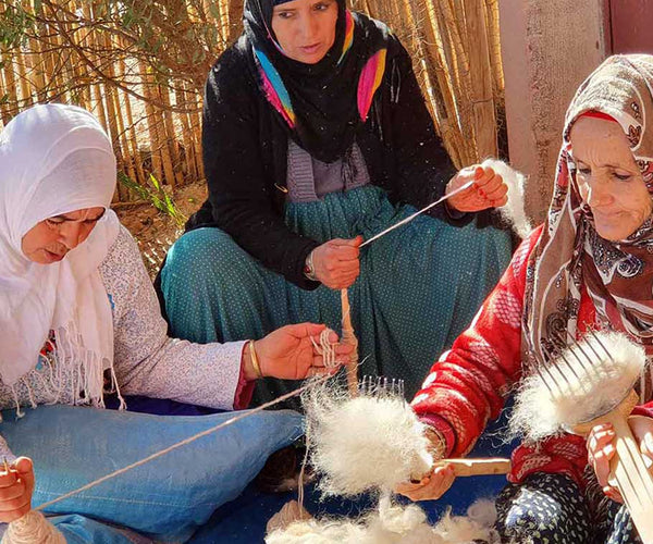 Women weaving a Berber wool carpet