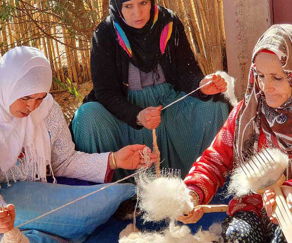 Des femmes entrain de tisser un tapis berbère en laine