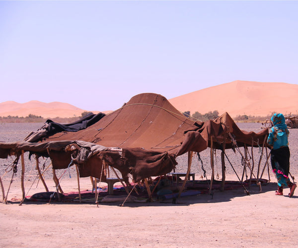 Tente avec des tapis berbères marocains au sol