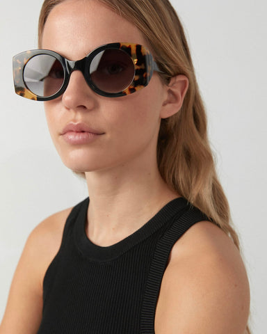 Femme lunettes de soleil forme du visage