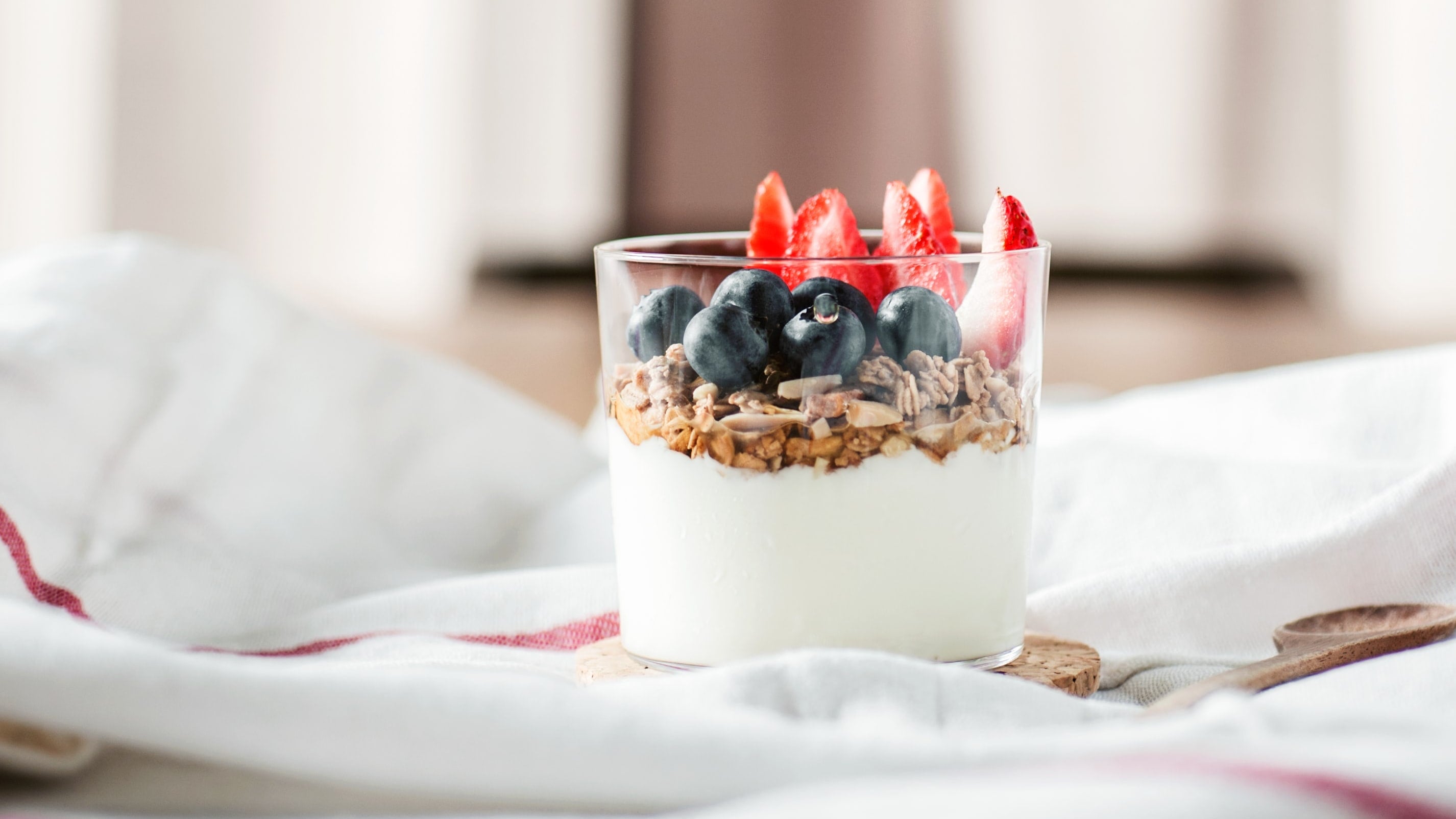 collageen yoghurt bowl met rood fruit