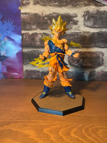 Boneco Colecionável - Goku Super Sayajin batalha contra Freeza