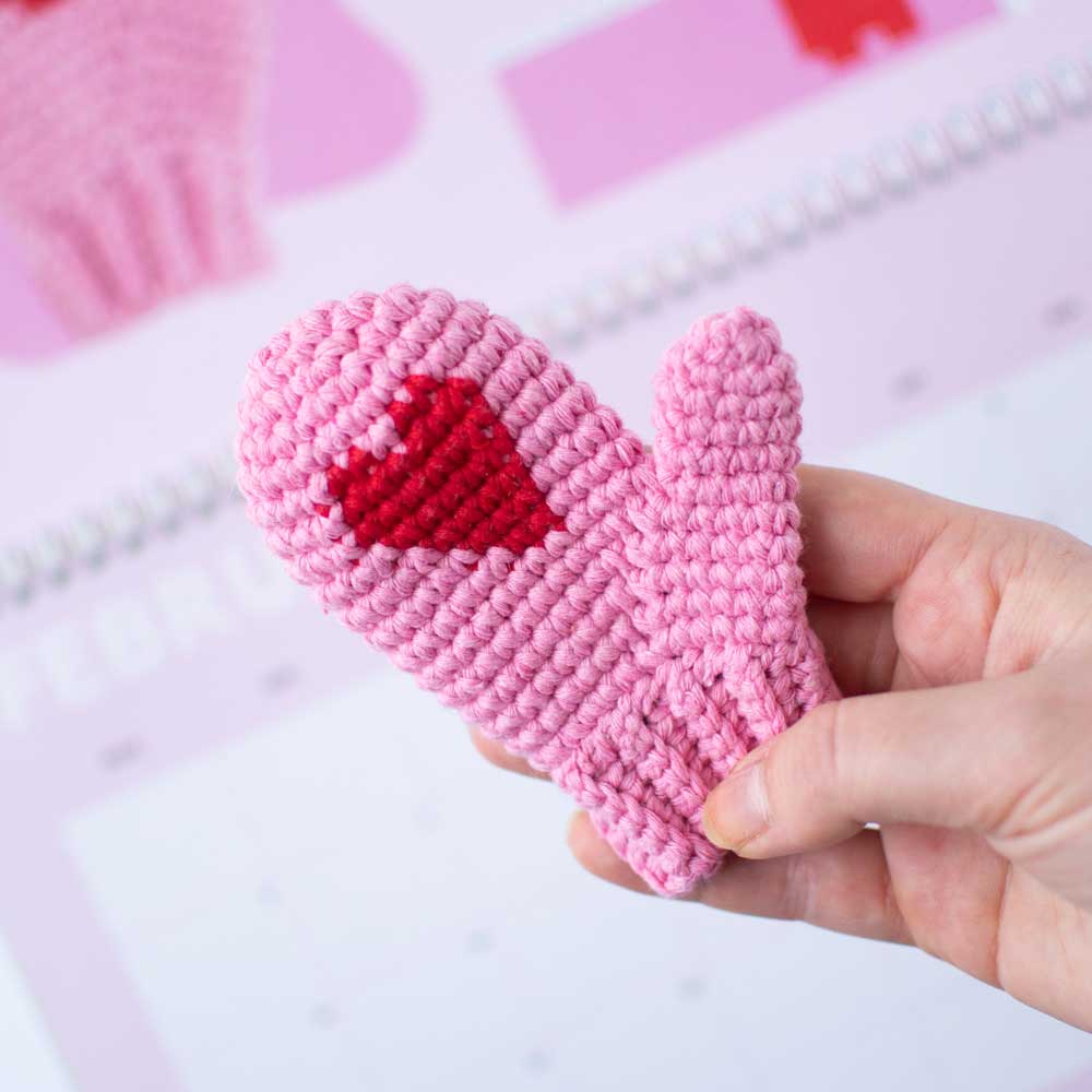 crochet-tiny-mitten-love-heart-pattern