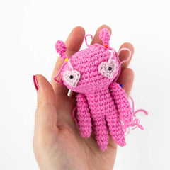 crochet-love-alien-free-amigurumi-pattern