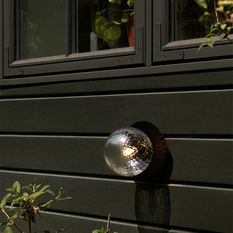 Nuura Liila 1 Outdoor wall lamp spherical glass lampshade and powder-coated metal base IP54