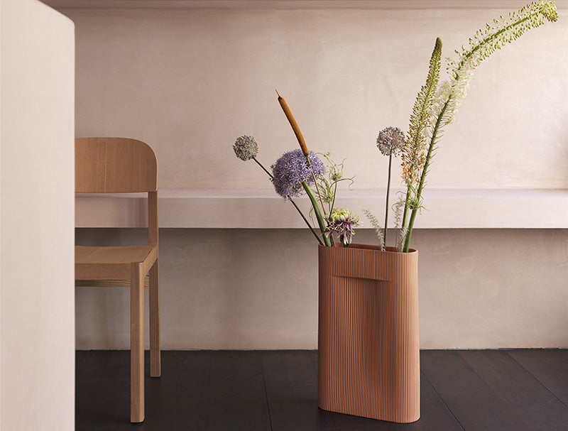 Vase Ridge Muuto fleurs en rang