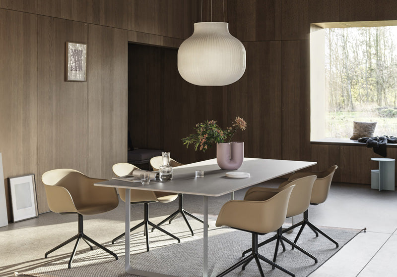 Muuto Strand Closed Pendant, direct lighting top en bottom, filtered warm lighting ture cocoon material