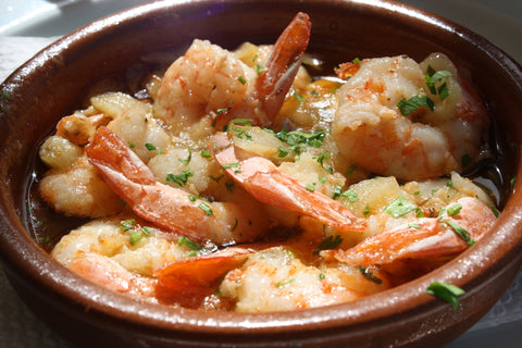 Gambas al ajillo is a traditional Spanish recipe that is characterized by its intense flavor and its simplicity of preparation. With the right ingredients and a little practice, you can make the perfect garlic prawns for two.