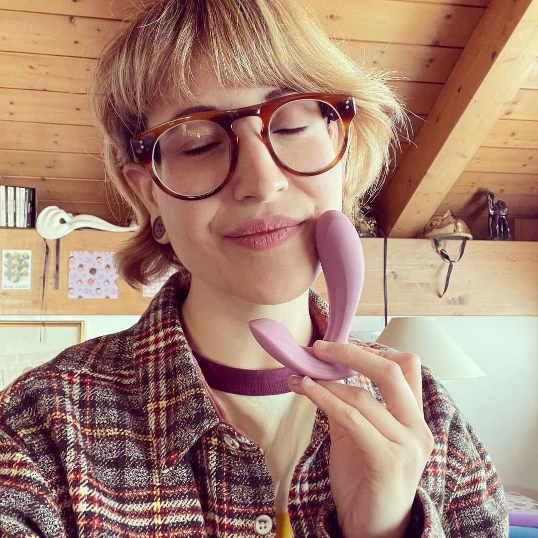 Everyone, stop now!ERICA is in the house ️When @svakomtheofficial asked me to make a new collaboration together I was very happy and couldn’t wait to receive their amazing toy Erica, a wearable vibrator  ️E.jpg__PID:fceda32a-552b-4168-a970-699dc978fd95