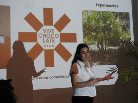 Fernanda presentando las experiencias de Vive Chocolate Club