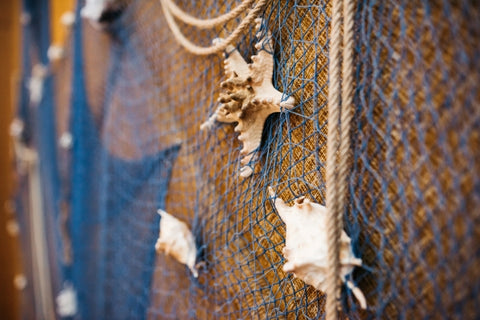 shell-put-rope-net-wall-as-part-dinner-hall-decoration