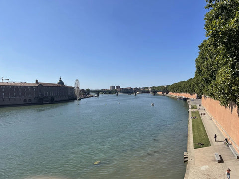 フランスの穏やかな川辺の写真