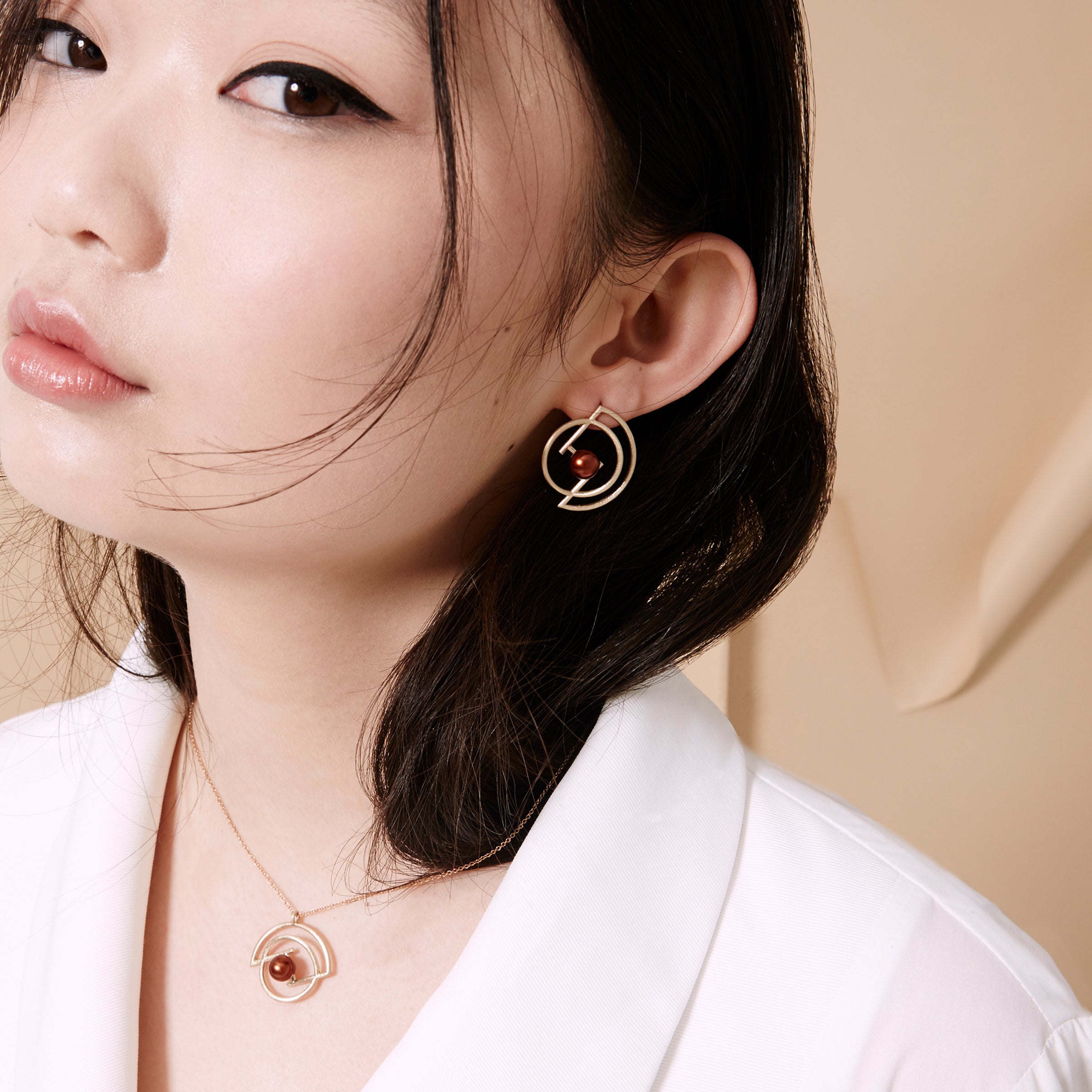 Volten Earrings- Pearl