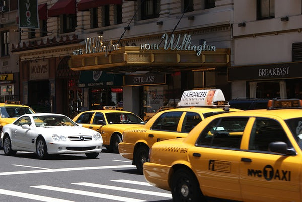 Yellow Cabs, die verbreiteten Taxis in New York, vor dem Hotel Wellington