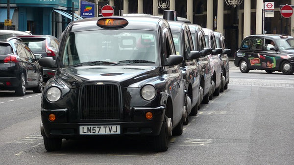 Schwarze Taxis in London stehen in einer Reihe
