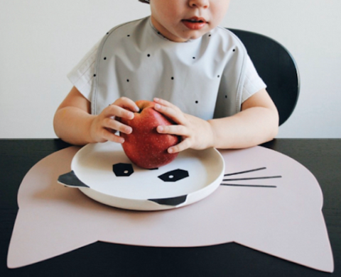 toddler feeding with silicone plate and waterproof bib