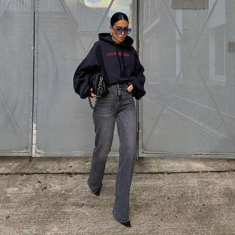 Dreamer Oversize Hoodie Unisex in Schwarz mit Jeans Frau Elegant Casual 2023 Streetwear