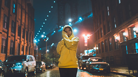 Warum heißt es hoodie? mädchen mit gelbem hoodie in new york streetwear foto trends 2023