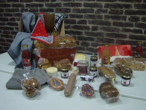 Prachtig samengestelde kerstpakketten met lokale specialiteiten en ambachtelijke lekkernijen