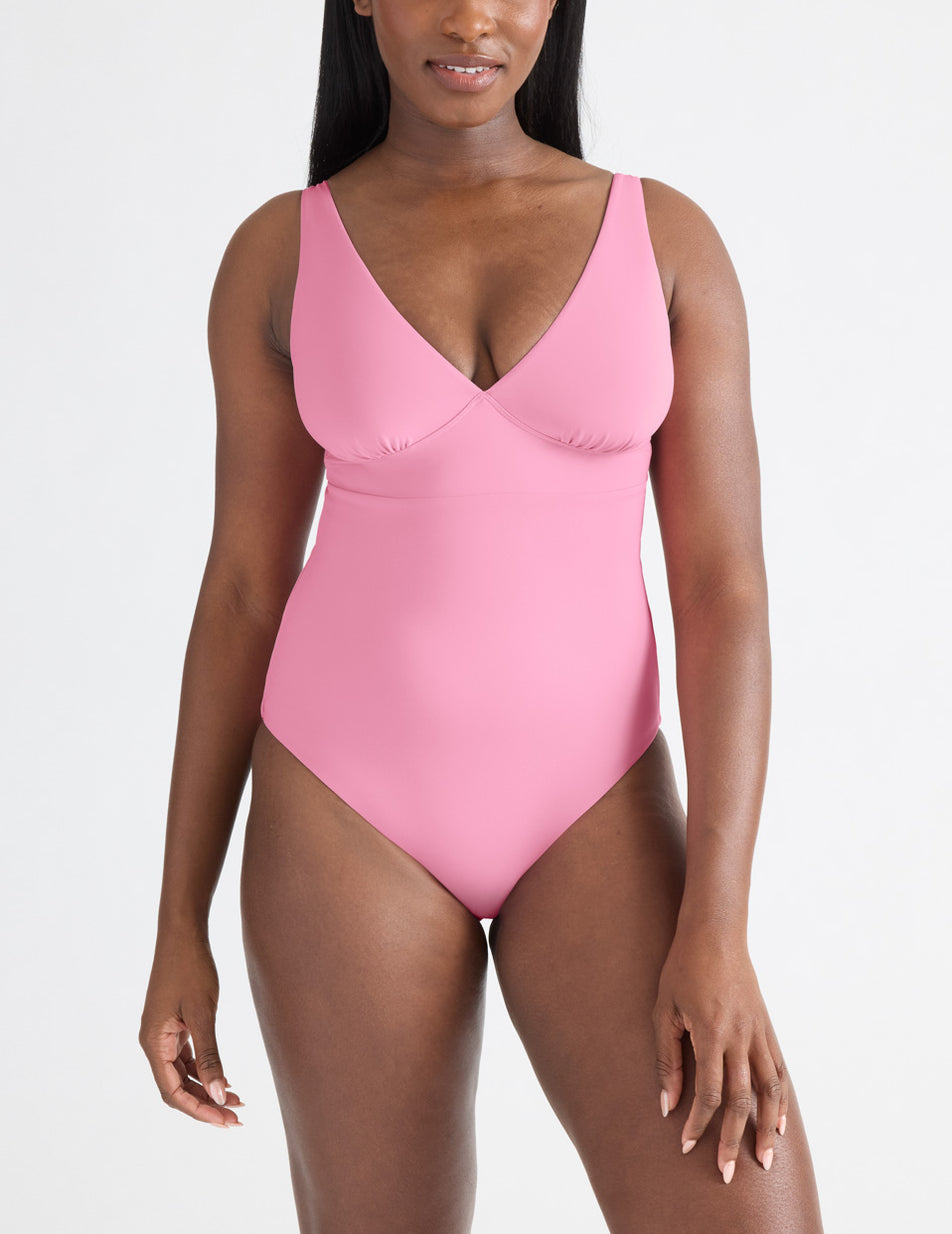 Tamiah is a 34D, has 38.5" hips and wears a Knix size M