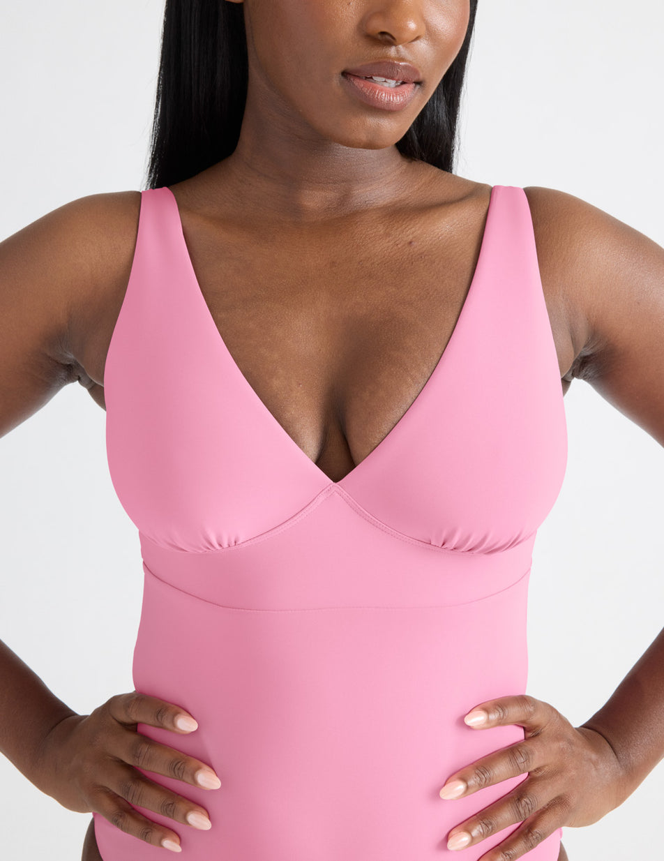 Tamiah is a 34D, has 38.5" hips and wears a Knix size M