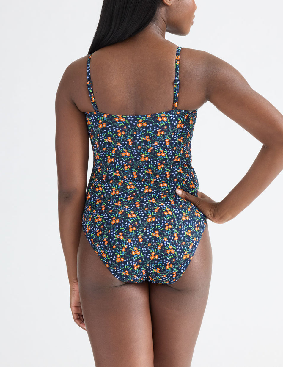 Tamiah is a 34D, has 38.5" hips and wears a Knix size M