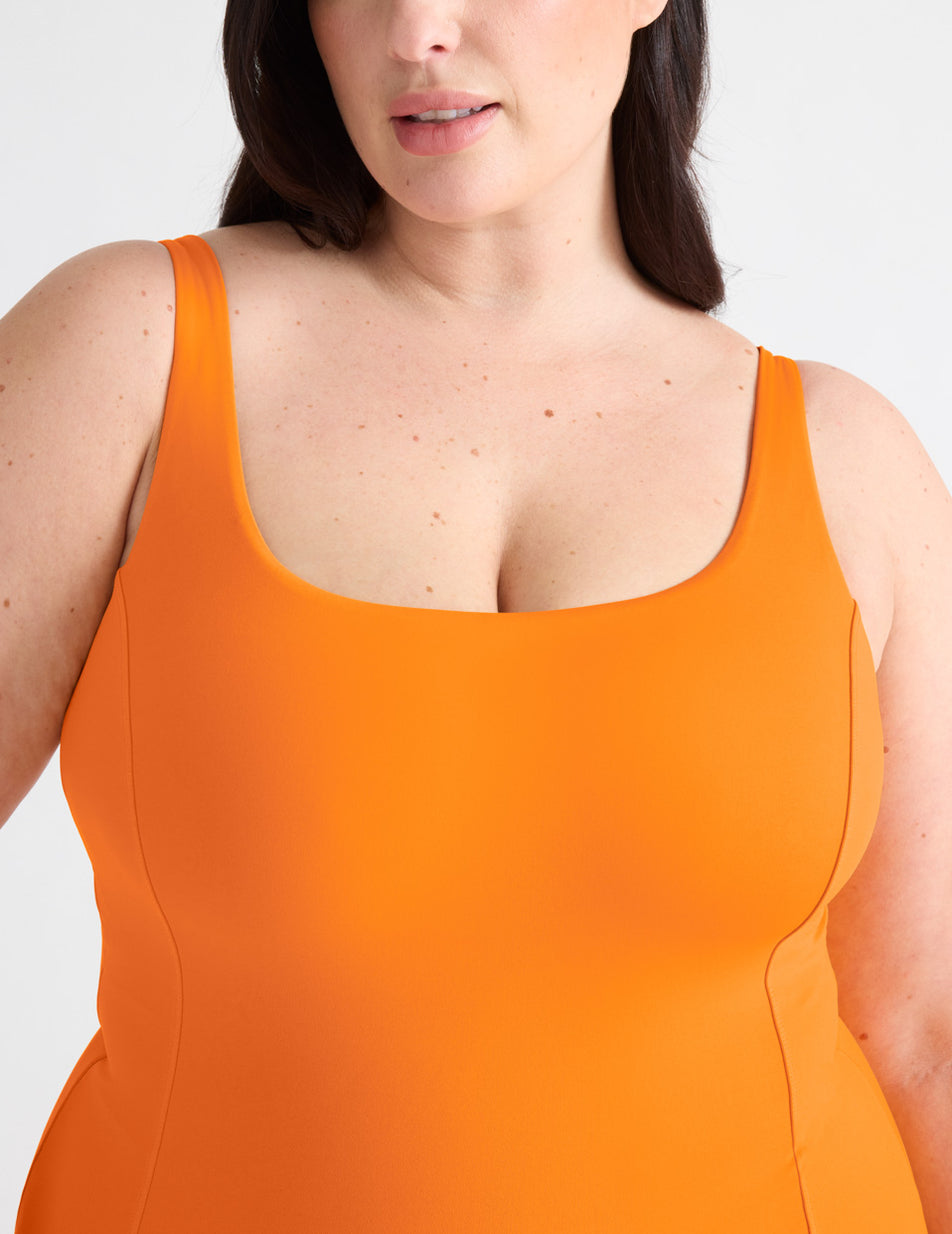 Gabrielle is a 38E, has 48" hips and wears a Knix size XL