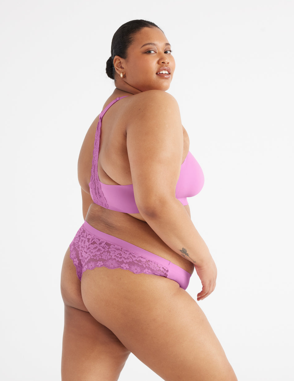 Analysa has 46.5”" hips and wears a Knix size XXL 