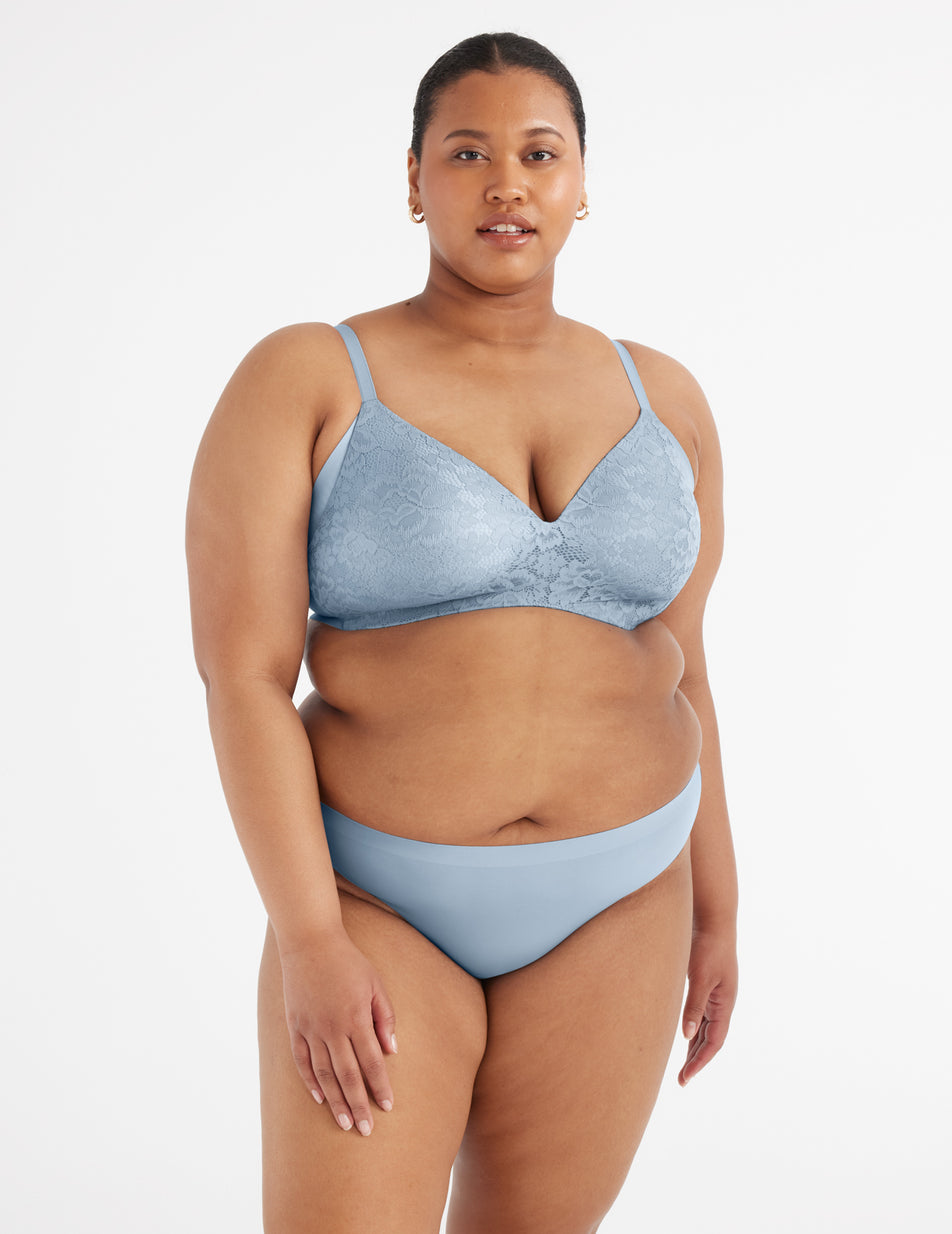 Analysa has 46.5”" hips and wears a Knix size XXL 