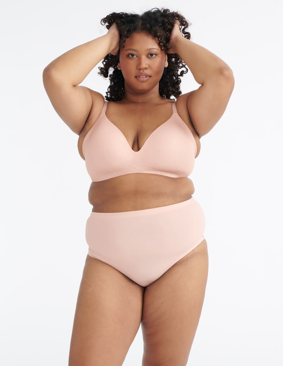 Analysa has 46.5" hips and wears a Knix size XL 