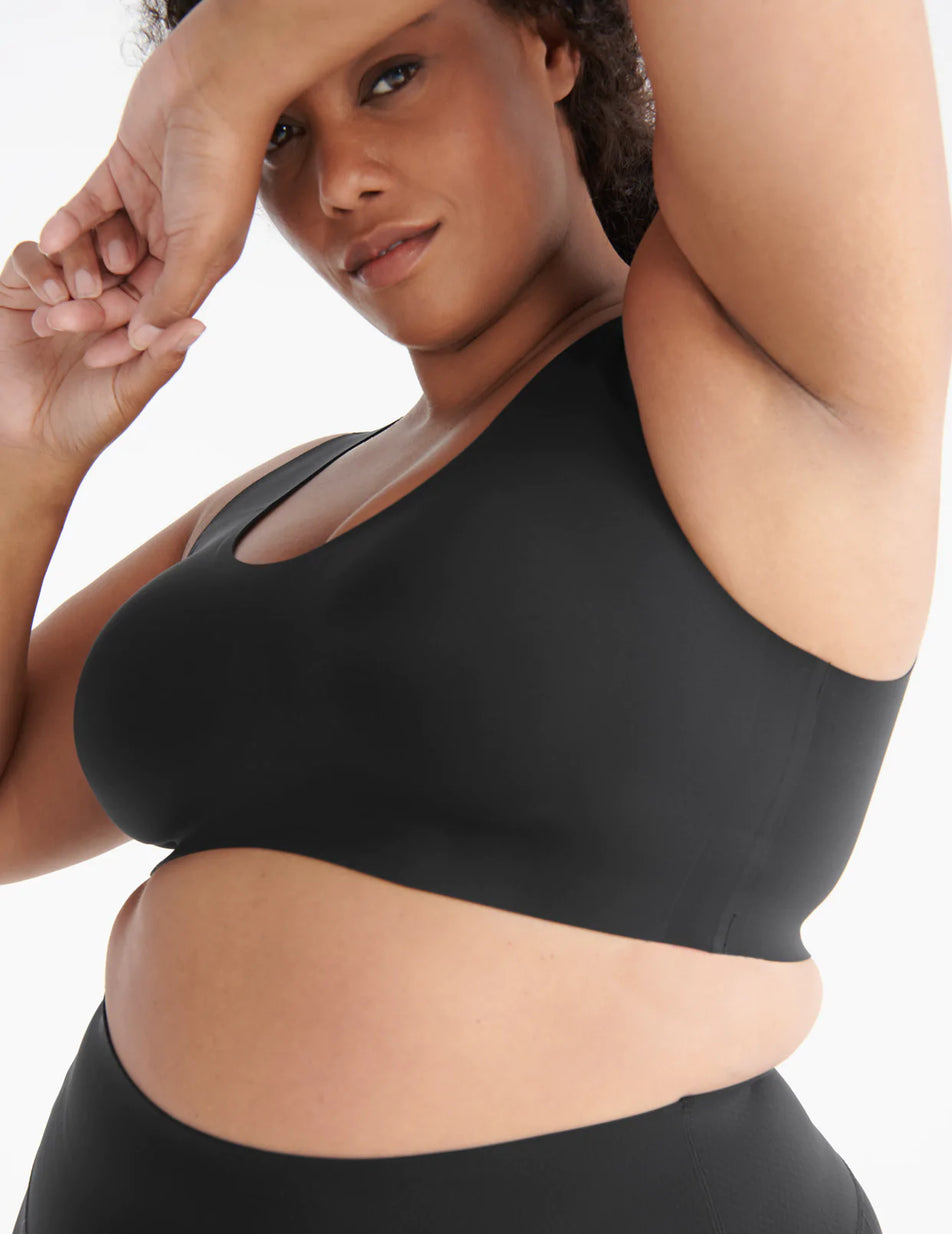 Brittnee is a 40D and wears a Knix size XXL color:black size:xxl