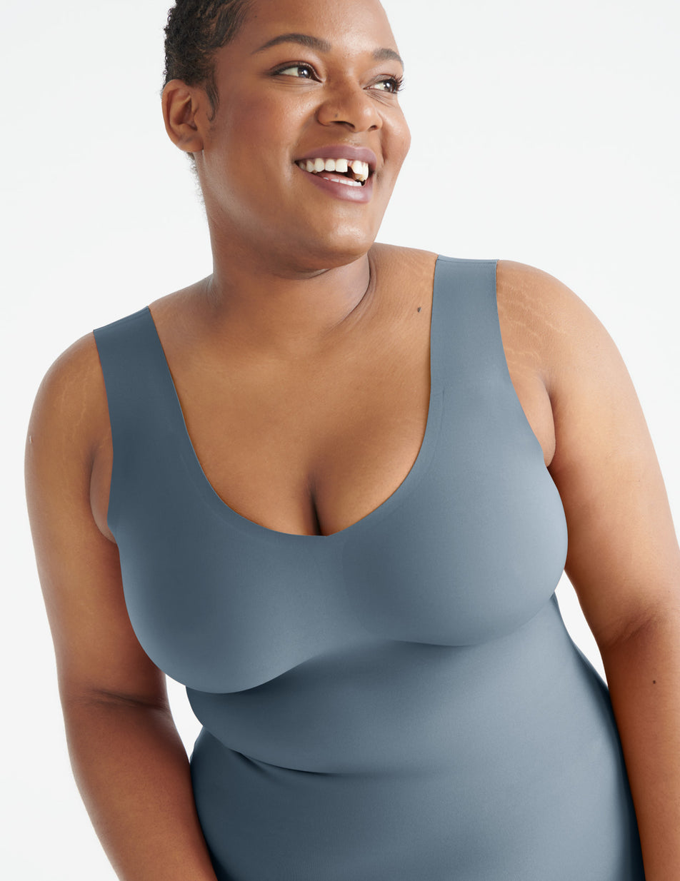 Maya is a 38F and wears a Knix size XL+ 