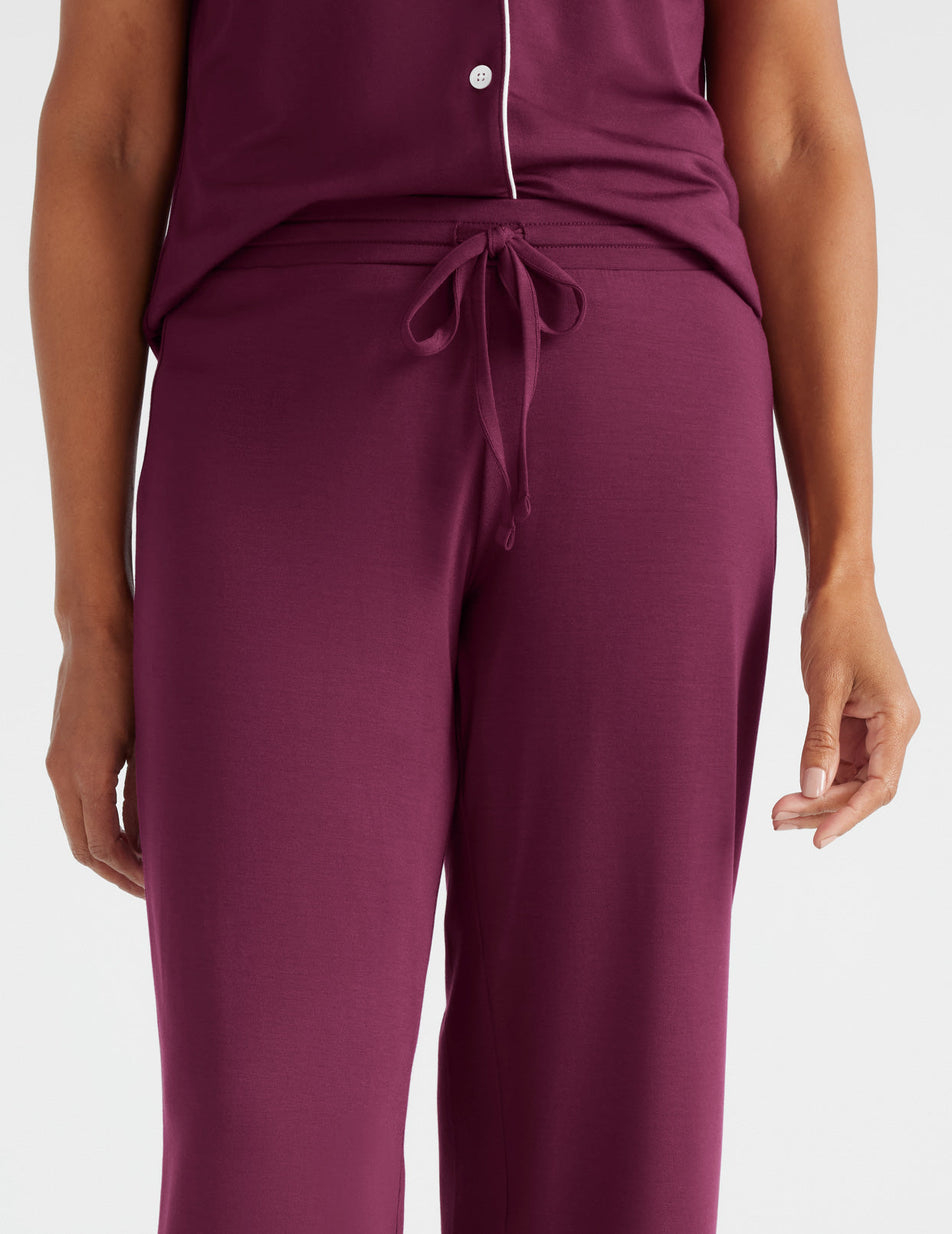 Stacey has 37.5" hips and wears a Knix size M color:winterberry
