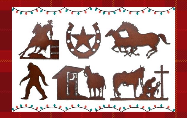 Un gráfico con una colección de regalos de adornos de metal rústicos para amantes de los caballos que incluyen un sasquatch, carreras de barriles, estrella de herradura, caballos dobles, un vaquero rezando con un caballo y una letrina y adornos de metal rústicos con forma de caballo.