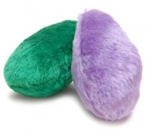 Un juguete de peluche para perros Little Dotz morado y uno verde con chirriador apilados uno sobre el otro.