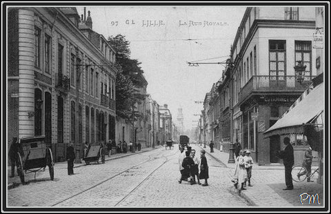 Cette carte postale nous montre la rue Royale telle qu'elle se présente au carrefour de la rue Léonard Danel (à gauche) et de la rue d'Angleterre (à droite) au début du XXe siècle