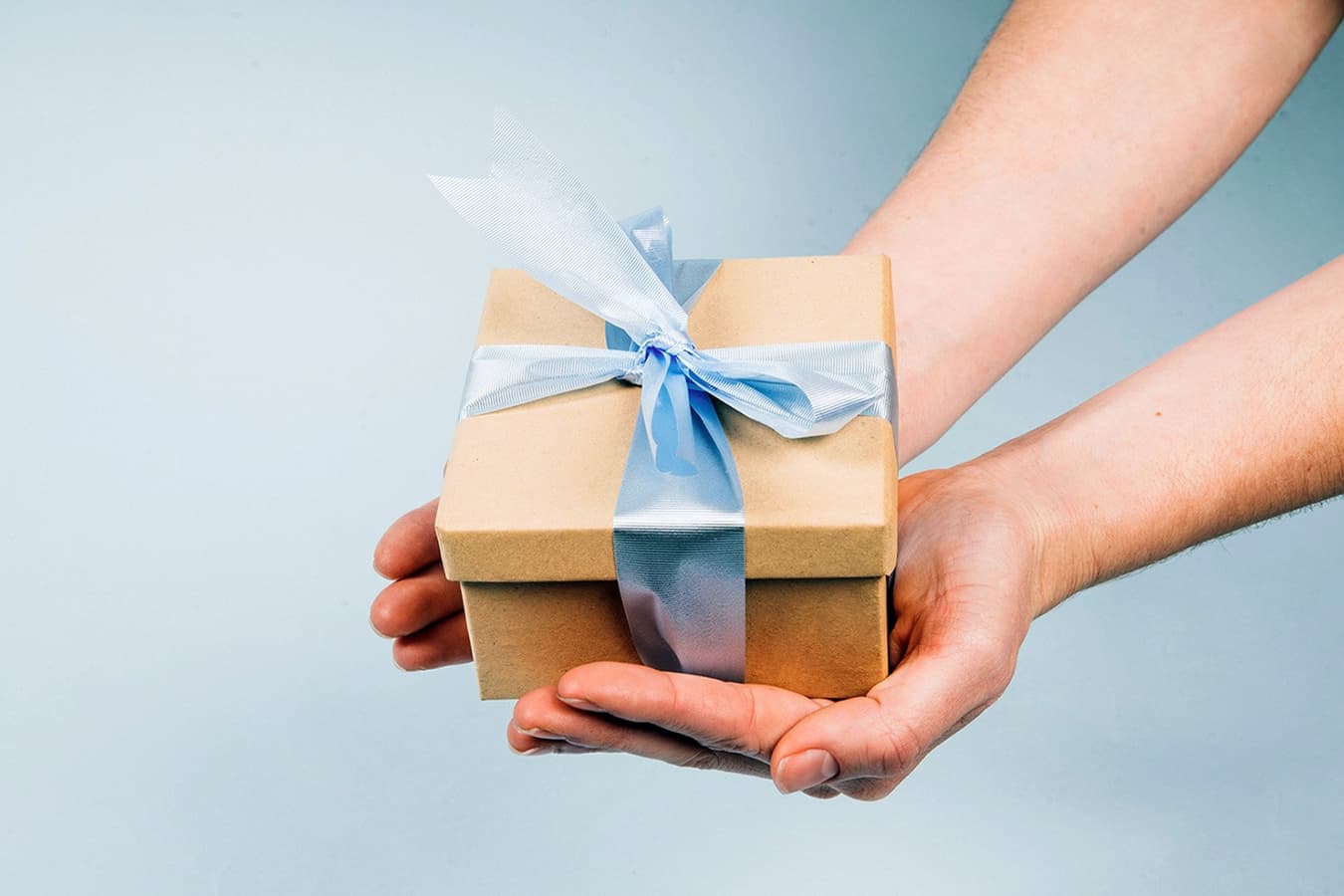 Gift_package_in_hands